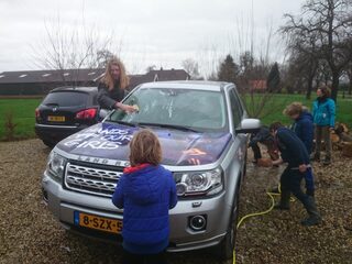 23 december: Frank wast auto's en is op bezoek bij een mobiele zuipkeet