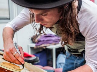 Veilingitems: James Bays gitaar, gesigneerd canvas en meer