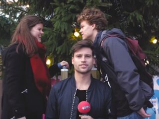 Kussen voor het goede doel onder de Kiss-Me-Tree