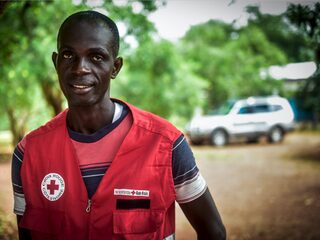 Rode Kruis vrijwilliger Alain is blij dat hij zijn eigen bevolking kan helpen