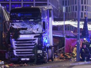Vrachtwagen rijdt in op Berlijnse kerstmarkt