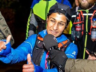 Sameena finisht na 24 uur hardlopen voor het Rode Kruis