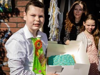 Rob verrast jarige Tiago (13) met slagroomtaart
