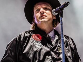 Help, Arcade Fire wordt gevangen gehouden door een kwaadaardig bedrijf!