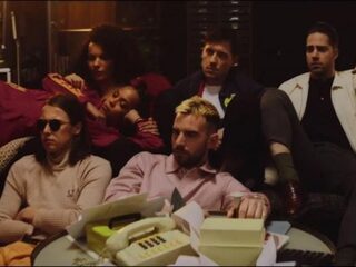 Jungle vertelt hoe je weer vrolijk wordt in 'Happy Man'