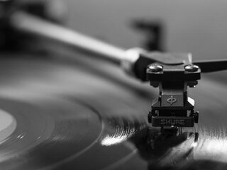 Rest in vinyl: laat je as op een LP drukken