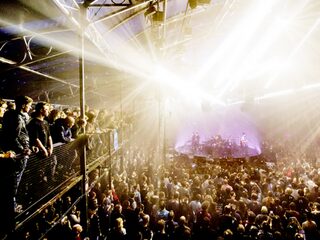 De Staat In The Round: een vlammende start