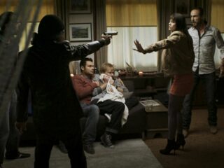 Deze track zit achter het onheilspellende intro van Van God Los