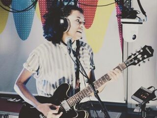 Kijk terug: Nana Adjoa speelt 'Late Bloomer' live bij Domien