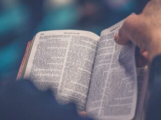 Wow! In Apeldoorn lezen ze 110 uur lang voor uit de Bijbel