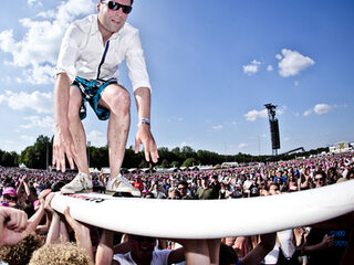 Crowdsurfende Timur tijdens The Specials op Pinkpop