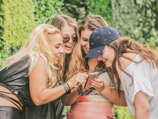 Met dit ding raak je echt nooit meer je vrienden kwijt op festivals