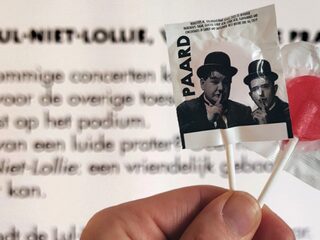 De Lul-Niet-Lolly moet praten tijdens een concert tegengaan