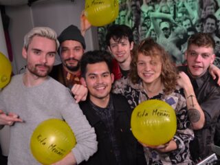 Kita Menari dankt naam aan de bijna-doodervaring van zanger Micha