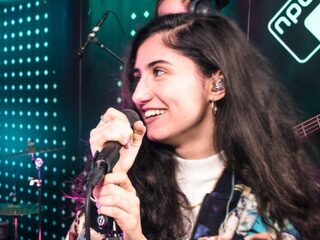 Check hier 'Loving Love' van Naaz live bij 3FM
