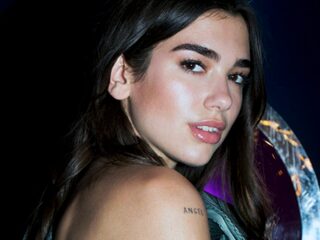 Dua Lipa covert 'Do I Wanna Know?' van Arctic Monkeys
