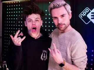 YUNGBLUD brengt cadeautjes mee voor Domien