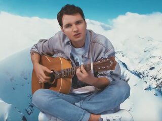 Jett Rebel is stapel op zijn vriendin en opblaaspop 'Amy'