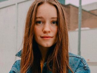 Check deze toffe live muziekvideo van Sigrid voor 'Raw'