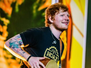 Ed Sheeran geeft een optreden als straatmuzikant