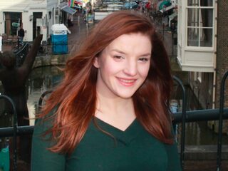 Iris (19) staat op de lijst van de PvdA in Maassluis