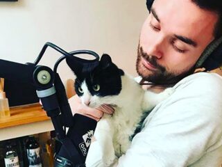 3FM-dj Domien maakt ochtendshow vanuit woonkamer