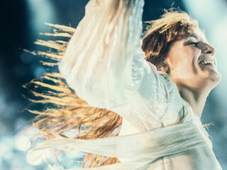 Must watch: Florence Welch treedt op met Arcade Fire