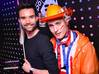 Jarige Sam Fender krijgt Koningsdag survivalpakket van Domien