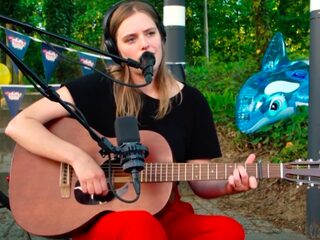 Maaike Ouboter kwam met haar nieuwe liedjes op bezoek bij Franks Feestje