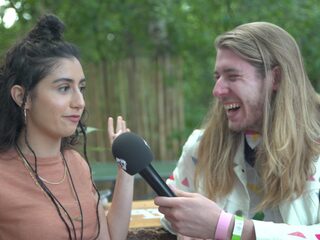 Frank bespreekt gevoelige onderwerpen met Naaz