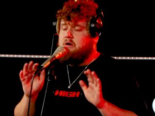 Dave Budha met intieme akoestische versie van 'Je Kent Mij'