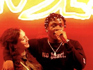 Te gek: de net geslaagde Leafs trekt zijn mentrix het podium op