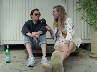 Rhye eet rendierplacenta om niet ziek te worden