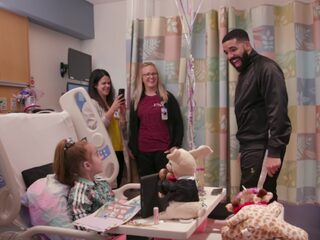 Drake verrast Sofia (11) die op een nieuw hart wacht