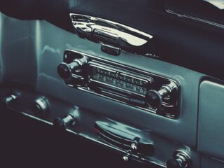 Eeuwige strijd in de auto: wie is er verantwoordelijk voor de muziek?