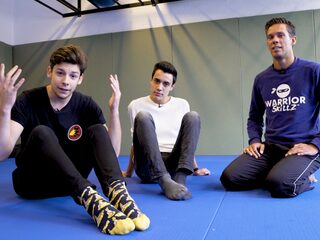 Joram wordt gepest door een gast met spalk