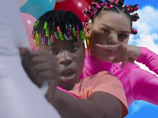 Famke Louise's nieuwe track duurt 1:53. Dit kun je in die tijd doen