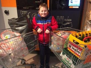 Bjorn (10) haalt geld op met zijn flessenactie!