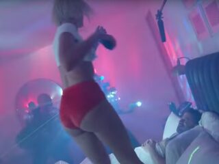 Dua Lipa zingt Jimmy Kimmel midden in de nacht wakker met 'Electricity'