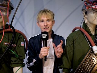 Rens verrast een megafan en wil een hersenscan