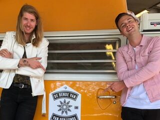 Sam Feldt deelt zijn classics bij Frank in de Bende bus