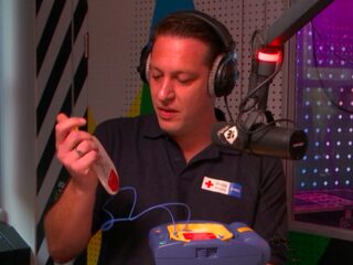 3FM-dj Sander krijgt reanimatiecursus in de studio