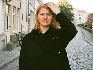 Deja verliest een weddenschap en laat tattoo van ABBA zetten