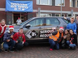 Maichel en zijn woongroep verkopen wafels voor 3FM Serious Request: Lifeline