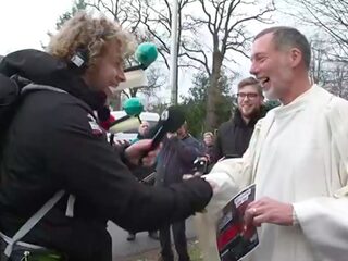 Dominee Olaf uit Usselo overhandigt cheque aan Mark en Rámon