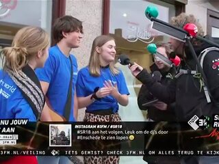 Jongeren in Enschede zingen voor SR18 totdat hun handen er vanaf vriezen