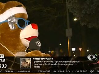 Daar is-ie weer! De masseerbeer komt in actie voor Mark + Rámon