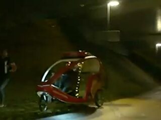 Rob en Jorien komen geheel in stijl Tilburg binnen getuktukt!