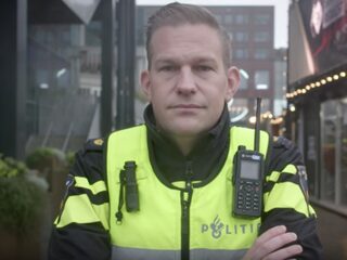 Politie loopt 8 uur (!!!) op loopband in de Hangout