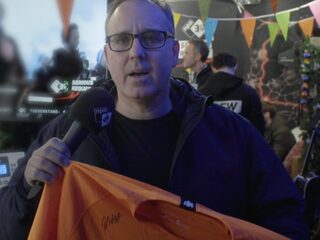 Peter overleefde een hartstilstand en veilt een gesigneerd NL-elftal shirt